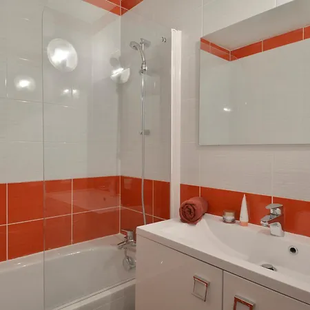 Apartment Spacieux Renove - 2 Pieces, Balcon, Proche Pistes Et Commerces - Fr-1-181-1955 *